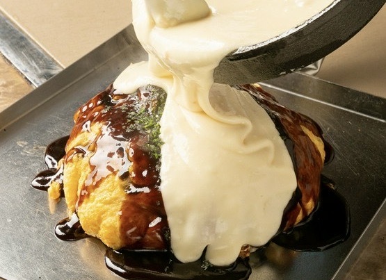 チーズをたっぷりかけて『ふわたま大丸焼き』