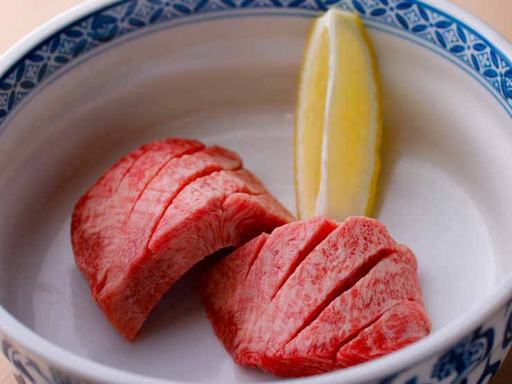 外はカリッと中は肉厚ジューシー『厚切りタン』