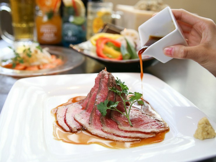契約牧場の最高級ブラックアンガス牛を使用『総料理長自慢の特製ローストビーフ』