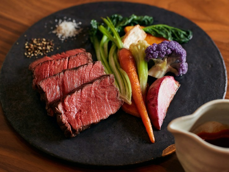 シンプルな炭火焼きでお肉本来の味を堪能『北海道産赤牛フィレ肉のステーキ』（ディナーの一例）