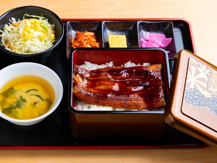 ふっくら鰻を贅沢にのせた『うな重』