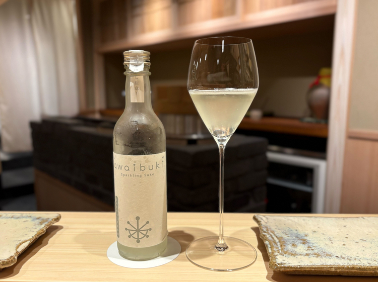 米の甘みがほんのりと漂うスパークリング日本酒「七本槍　awaibuki」。爽やかな泡とともに、コースへの期待感を高めてくれます