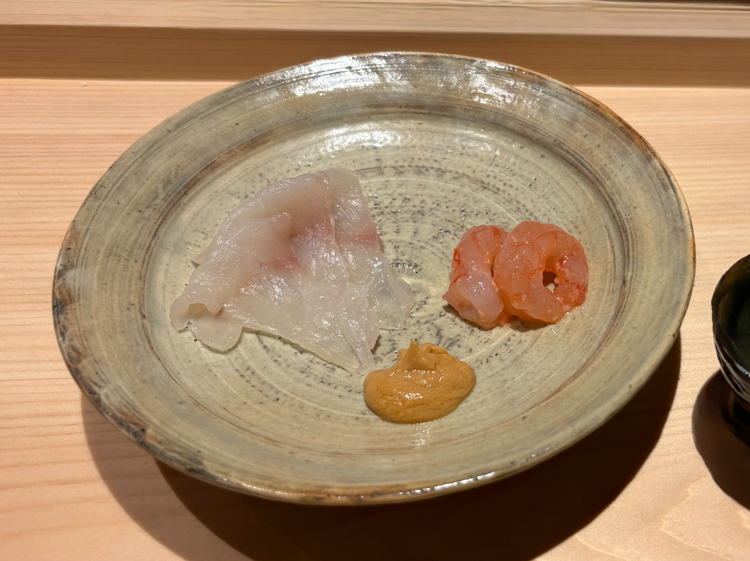 3皿目：『とらふぐの刺身と自家製あん肝ポン酢、甘エビのクース（泡盛）と塩麹漬け』。8.5kg超の江戸前とらふぐを用いた刺身は、濃厚な旨みが凝縮。泡盛との相性も抜群です