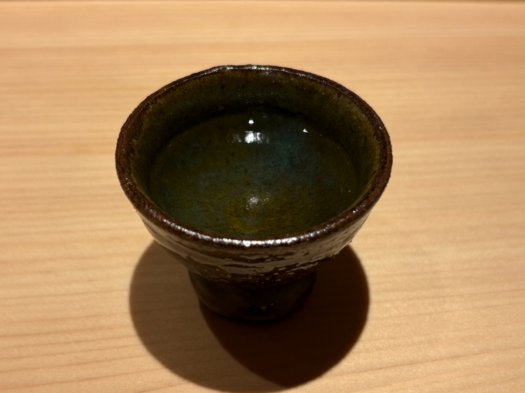 前割りされた「泡盛」。香り豊かで、食材の風味を一層引き立てます