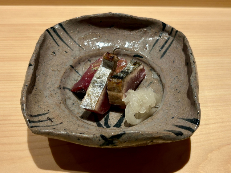 4皿目：炭火で炙られた『初鰹』。脂がのっていて、厚みもあるので歯ごたえもしっかり。横に添えられているのはお口直しの新玉ねぎの酢漬け