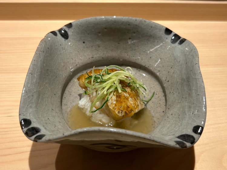 5皿目：趣向を凝らした焼き寿司『のどぐろの焼き寿司』。ほのかな酸味をまとった酢飯と、餡かけに仕立てたのどぐろの濃厚な旨み。上には、収穫の際に1回しか触れないという「ワンタッチきゅうり」を添えて