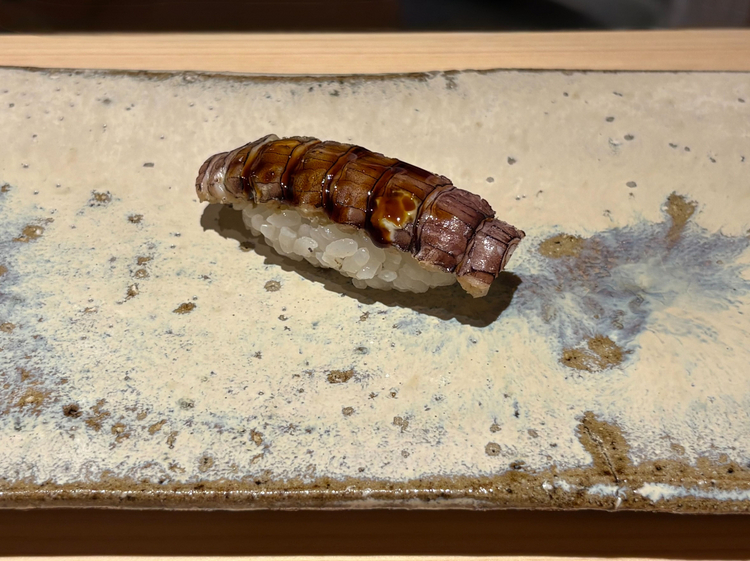 2貫目：小樽産の『じゃこ』。炭火の香りがふわりと立ち上る、香ばしい一貫