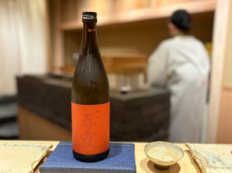 「春霞 純米酒 花ラベル」は羽釡を使って蒸し燗に。フレッシュな旨みがいっそうふくらみ、鮪の脂がよりまろやかに感じられる