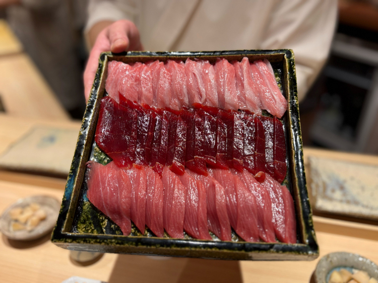 中トロ、赤身、大トロと３貫続けて供する鮪は、長く懇意にしている「やま幸」から。「日本海側の定置網で獲れる鮪は、酸味と旨みのバランスがよく、自身の握りとの相性がいい」と三井さん