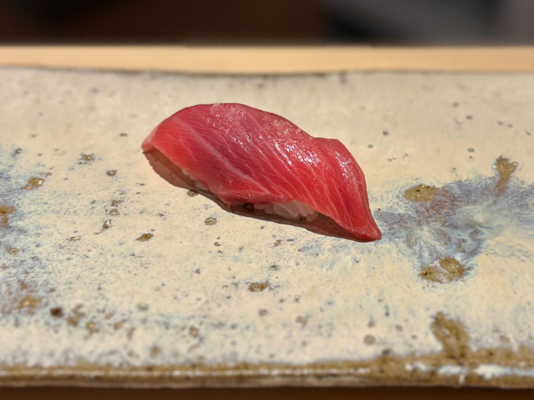 3貫目：能登の藻塩を使った『中トロ』。中トロの濃厚な味わいを、塩の塩味が締めてくれます