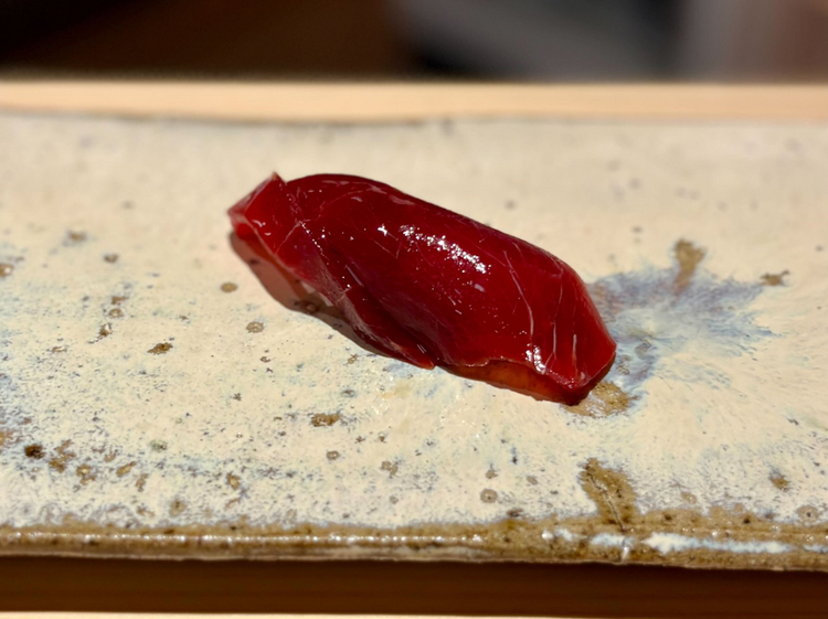 4貫目：とっても艶やかで美しい『漬けマグロ』。1本釣りで釣った＝活きがいい鮪を使用しているため、身がきめ細か