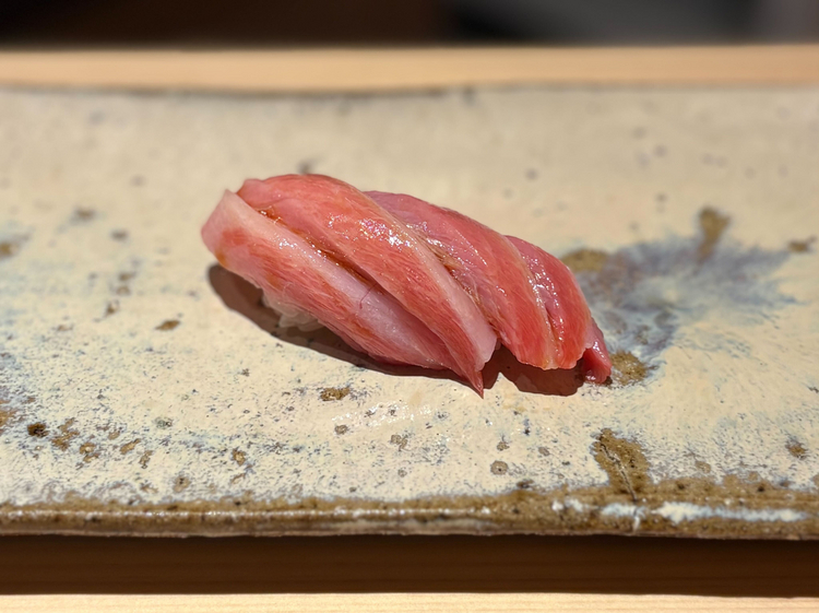 5貫目：濃厚な味わいの『大トロ』。口の中でとろりと蕩けます