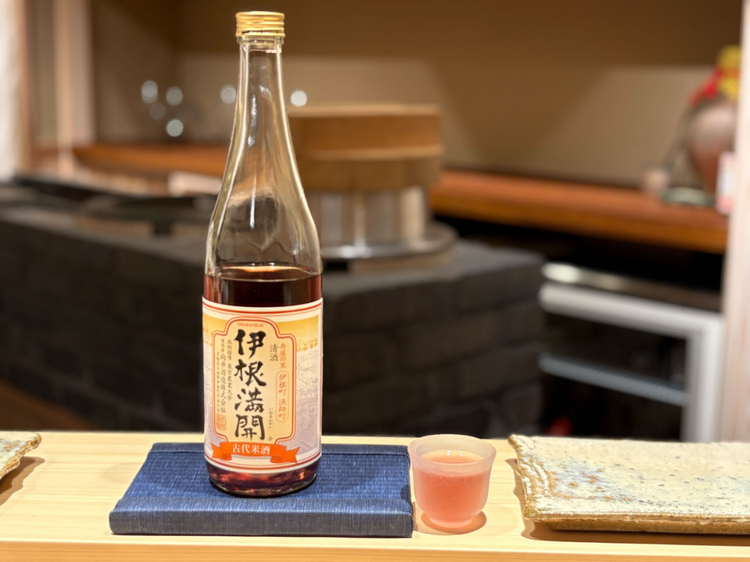 特別栽培された古代米を使った日本酒「伊根満開 古代米酒」。果実のような甘酸っぱさも。たおやかな旨みや甘みの輪郭がより濃く感じられる