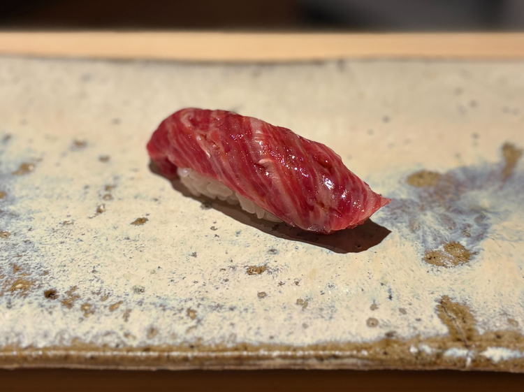 7貫目：濃厚な味わいの『鯨』。ぎゅっと詰まった赤身の濃厚な旨みと、やわらかい肉質が魅力的