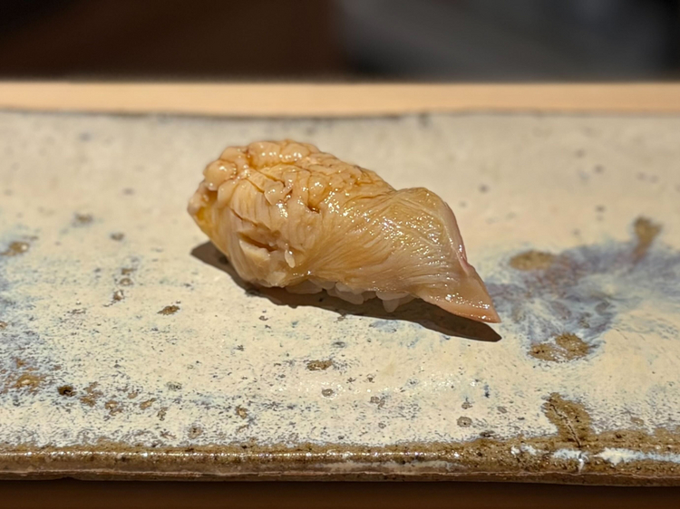 8貫目：やわらかな食感の『ホッキガイ』。歯ごたえを残しつつも、しっとりとした食感に仕上げられ、噛み締めるごとに磯の香りと甘みが広がります