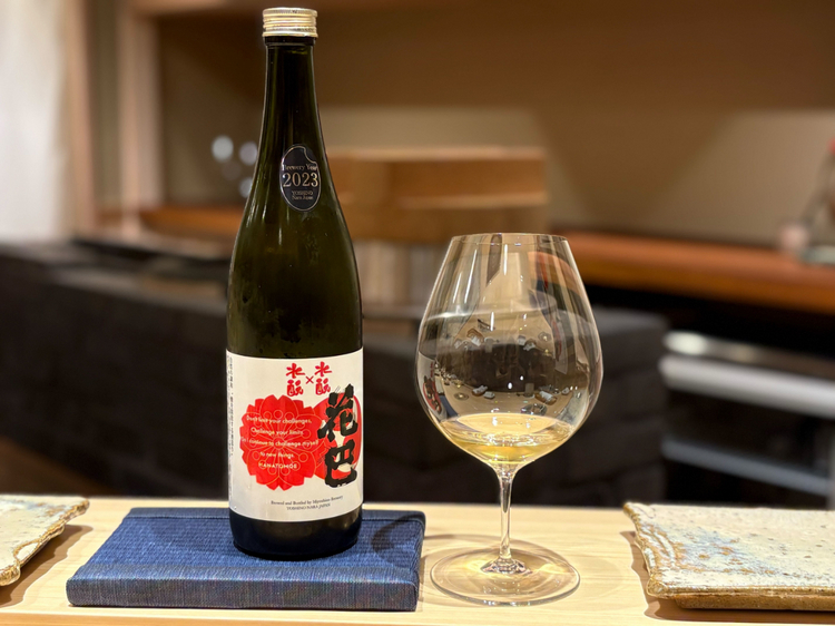 水酛製法らしい甘酸っぱさが舌に心地よい日本酒「HANATOMOE 水酛×水酛」。濃厚な風味のネタの旨みを豊かに伸ばす