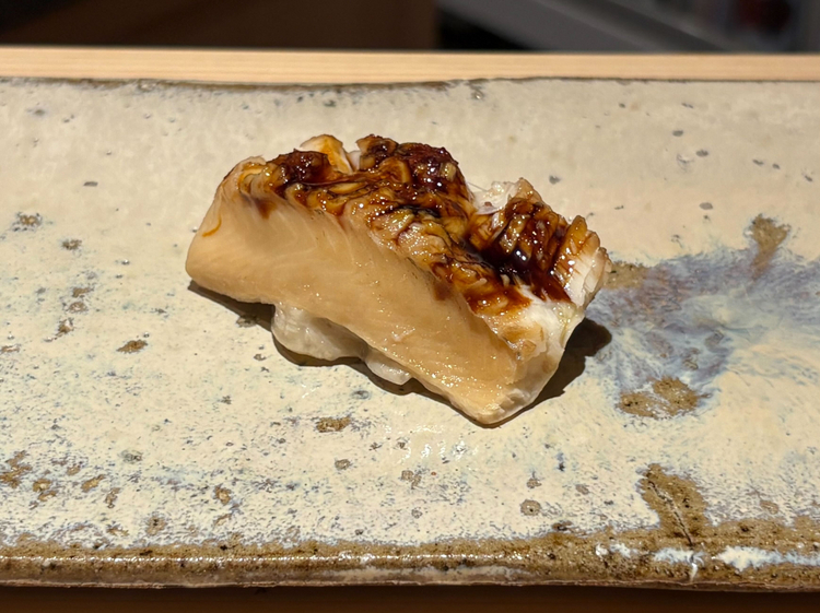 11貫目：醤油やみりんなどでふっくらと上品な風味に炊き上げられた『穴子』。ふわふわとした食感とともに、舌の上でやさしくほぐれていきます