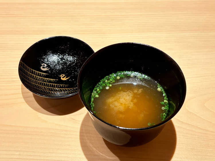 海老の頭からとった濃厚な出汁がたっぷり溶け込んだ味噌汁。心と体を優しく包み込むような味わいで、コースの余韻をさらに深めます