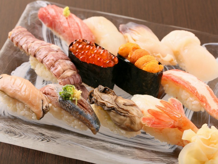 いろいろな味わいの旬魚を一皿で満喫『おまかせ握り　13貫』