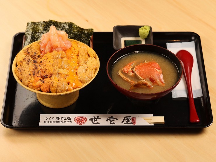 小樽にいながらさまざまな産地のウニを食べ比べできる『5大ウニ食べ比べ丼』