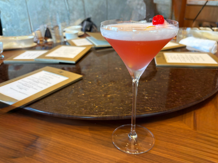 1杯目にはカクテル『ピンク・ヴィーヴァ』をオーダー