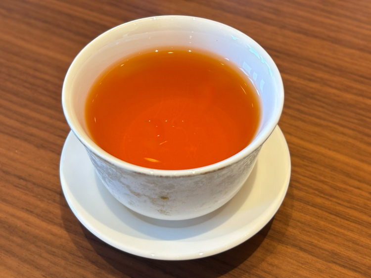 食中にいただいた『雪菊茶』