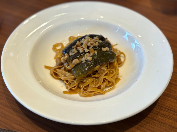 インペリアル・トレジャーの鹿児島豚と茄子の汁なし麺