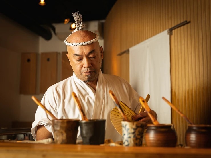 ミシュラン一つ星に輝く【鳥しき】のご主人池川義輝氏。“一串一生”を信条に、日々焼き鳥と向き合い、90歳まで現役を目指す