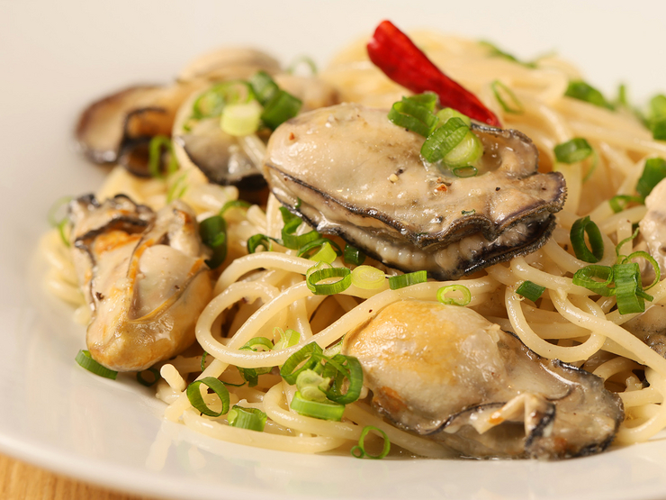 8TH SEA OYSTER Bar cocono susukino店のメニュー『牡蠣たっぷりのペペロンチーノ』