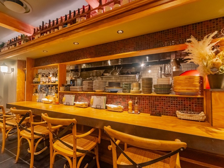 伊太利亜酒場BONDの店内