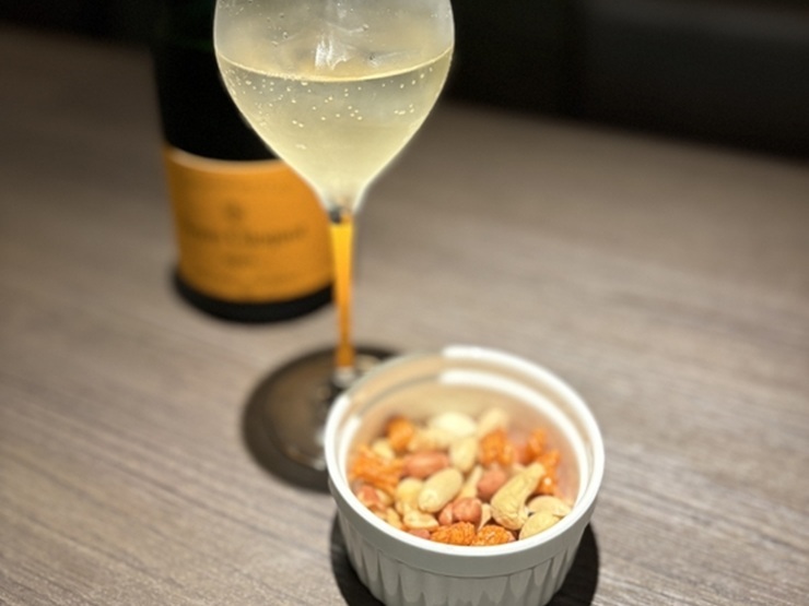 ショットチャージのチャームとして提供される『ミックスナッツ』