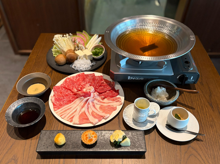 「しゃぶしゃぶコース 彩」7,700円。肉は黒毛和牛／赤身／国産豚バラ肉／国産豚ロース。※肉と野菜は90分おかわり自由