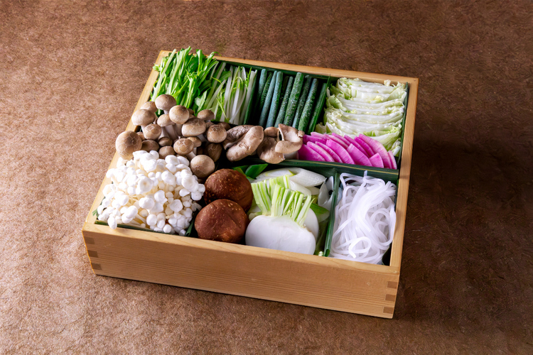 しゃぶしゃぶとともに提供される「新鮮野菜の盛り合わせ」