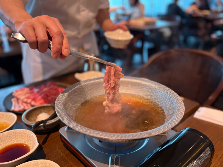 基本的には自身で火を通すのですが、お店の方が対応してくださる場合もあります