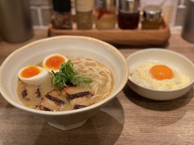 【鶏ポタラーメン THANK 鎌倉小町】の『スペシャルぽてり』と『卵黄チーズライス大』