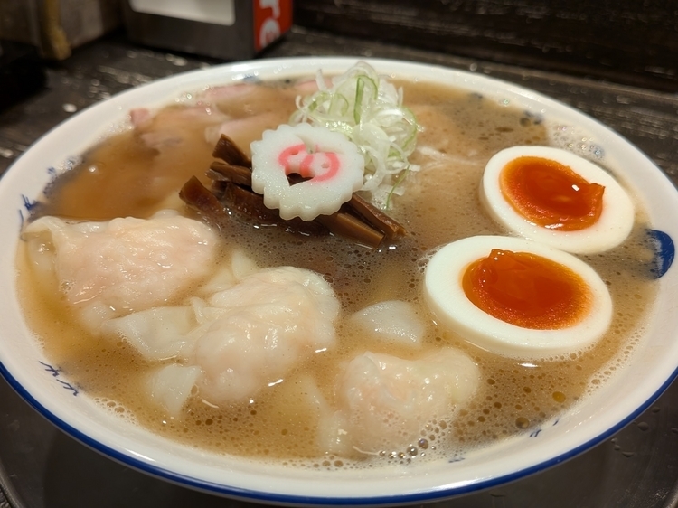 【あいだや2】の『味玉入り 海老ワンタン麺』
