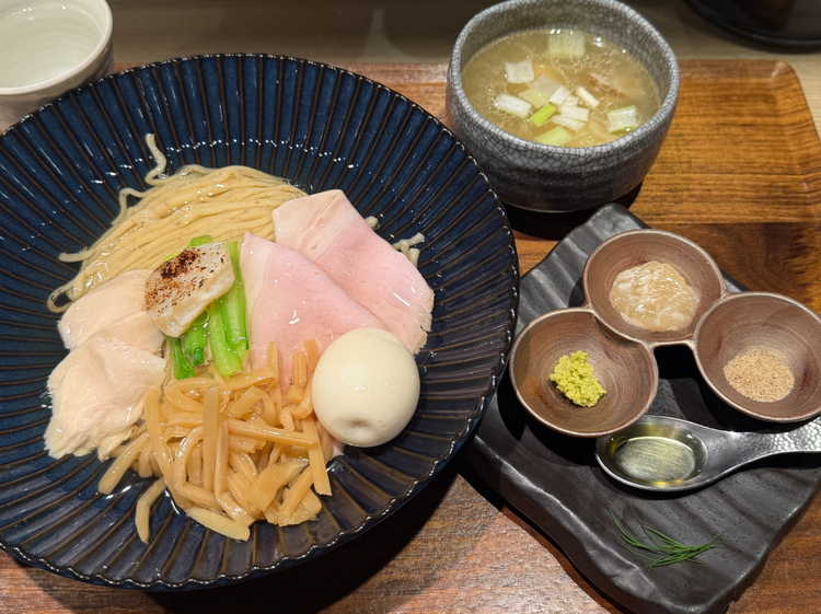 【Tokyo Style Noodle ほたて日和】の『特製帆立の昆布水つけ麺 白』とつけ汁は白（塩）