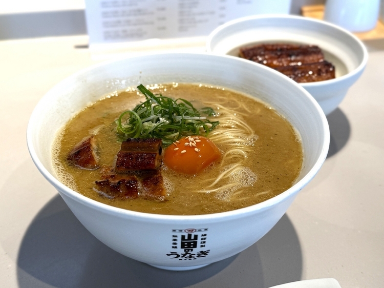 【山田のうなぎ・うな骨らーめん 築地本店】の『山田のうな骨らーめん・ 小うなぎ飯セット』