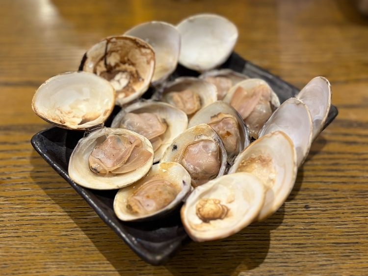 【はまぐり屋　串左衛門】の焼きはまぐり