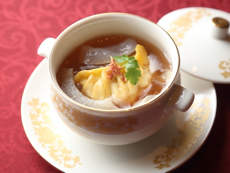 広東菜Ｐas a' pas.の金華ハムの上湯スープを使ったフカヒレ入りスープ餃子