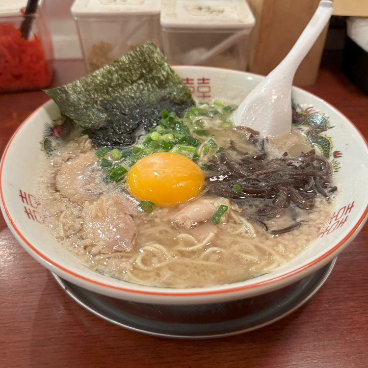 【博多ラーメン 琉】の『特製ラーメン（卵黄のせ）』