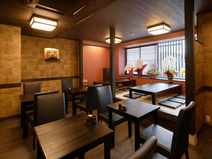 土井活鰻　金閣寺店の内観