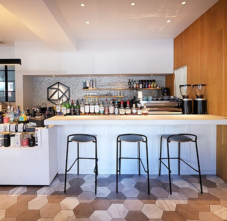 Z/X coffee新栄店のカウンター席