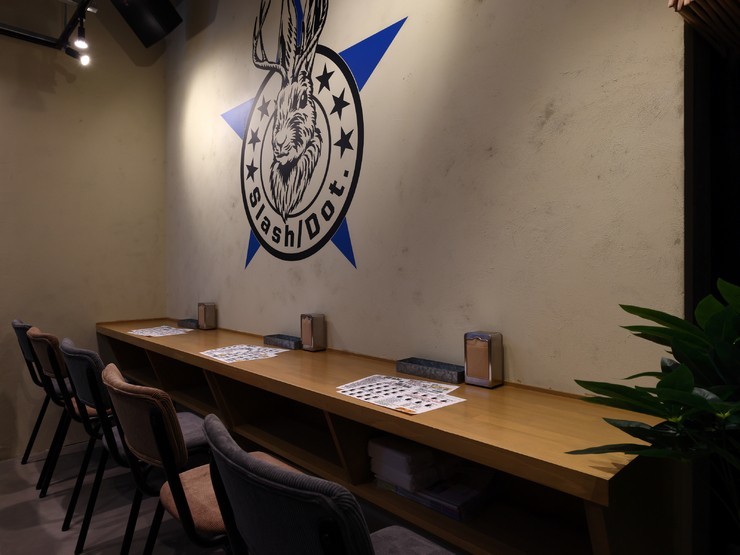 Slash/Dot.の店内