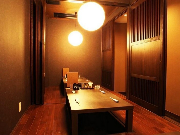 地鶏屋　亜門の内観