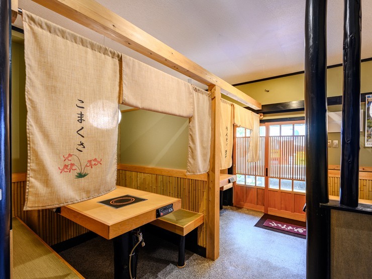 すき焼きしゃぶしゃぶ めでたやの店内