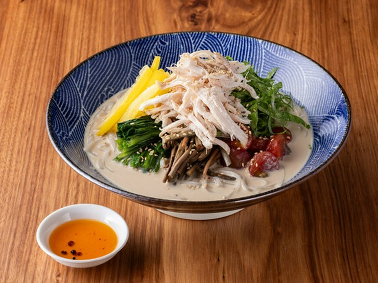 お好みで自家製ラー油をかけて『蒸し鳥と彩り野菜の胡麻ぶっかけそば』