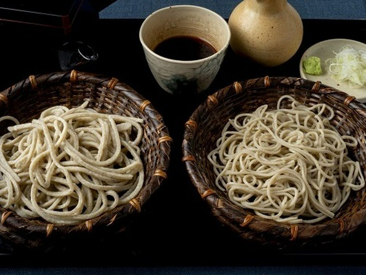 常陸秋そばを自家製粉した手打ち十割蕎麦『もりと粗挽きの二種盛りせいろ』