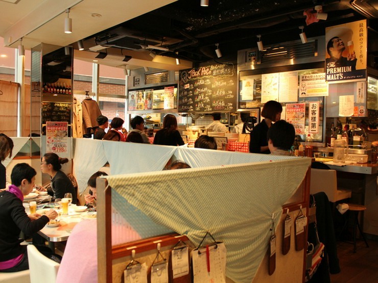 カジュアルながら落ち着いた店内