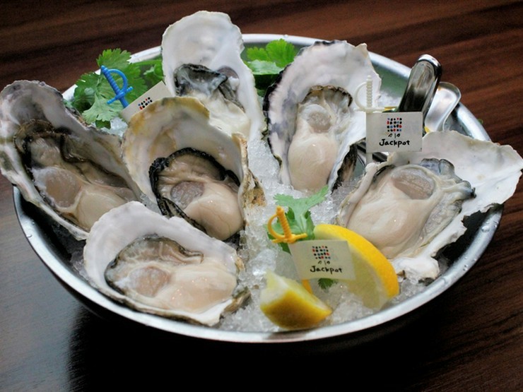 多彩な地域の新鮮な生牡蠣が入荷